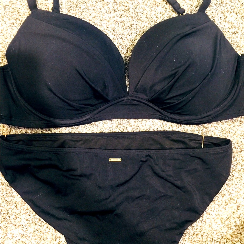 4 piece mix and match.  Bottoms large. Tops 34DDD